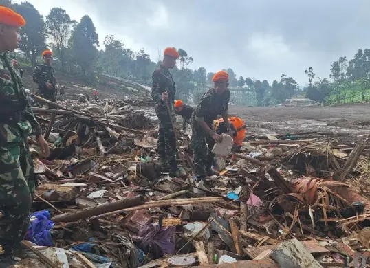 Petugas masih melakukan pencarian korban tertimbun di lokasi Nn Longsor Cisarua, Kabupaten Bandung Barat. (Sumber: Poskota/Gatot Poedji Utomo)