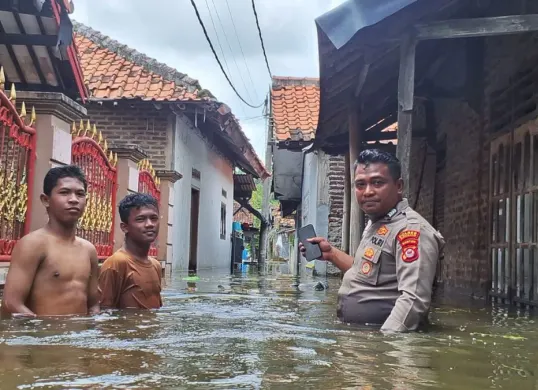 Kondisi banjir di Kecamatan Carenang dan Binuang yang memaksa sebagian warga harus mengungsi. (Sumber: Dok. Humas Polres Serang)