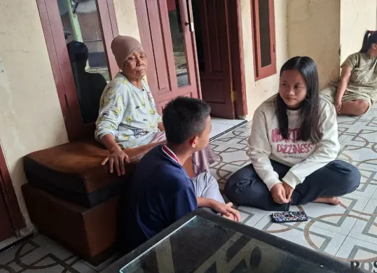 Pelajar SMP korban begal di Tapos Depok bersama sang ibu pada Senin, 26 Januari 2026. (Sumber: Poskota/Angga Pahlevi)