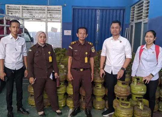 Penyidik Subdit 1 Indag menyerahkan tersangka dan barang bukti ke Kejari Serang. (Sumber: Dok. Subdit 1 Indag)