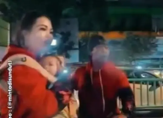 Sepasang suami istri tidak terima ditegur saat berkendara sambil merokok. (Sumber: Instagram/@info_jakartatimur)