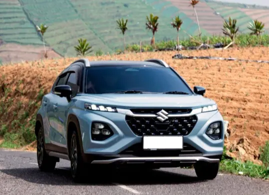 Curah hujan tinggi di akhir 2025 mendorong konsumen memilih SUV. Penjualan New XL7 dan Suzuki Fronx melonjak signifikan. (Sumber: Suzuki)