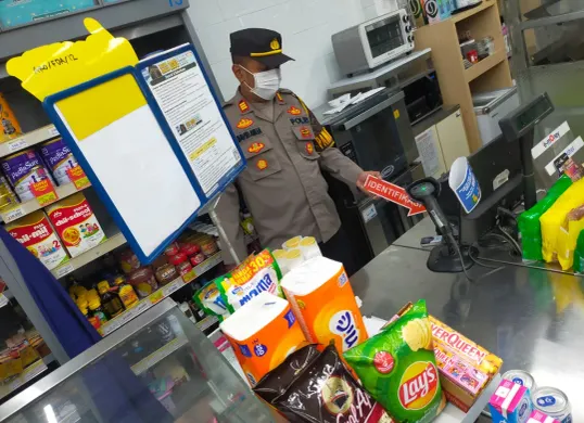 Petugas kepolisian melakukan olah TKP di minimarket Indomaret Sukmajaya, Depok, yang dibobol pencuri dengan menjebol plafon, Rabu, 28 Januari 2026. Dua mesin ATM di dalam toko turut dirusak dalam aksi tersebut. (Sumber: Istimewa)