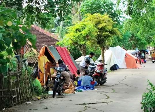Lokasi pengungsian warga Kronjo menggunakan tenda darurat. (Sumber: Poskota/Veronica)