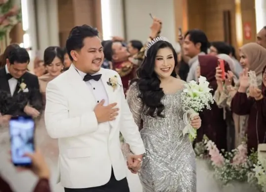 Potret Boiyen dan Rully Anggi Akbar saat menikah.(Sumber: Instagram/@boiyenpesek)
