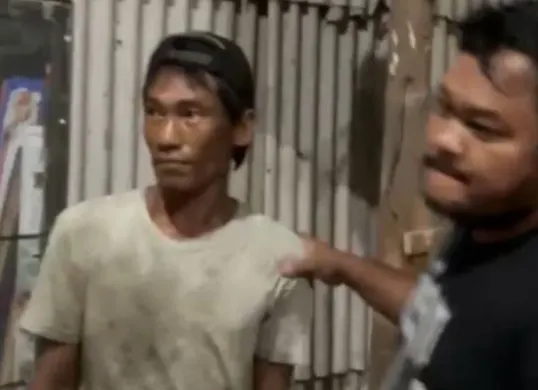 Warga menangkap pelaku pencurian kabel (baju putih) yang hendak beraksi di Jalan Cendrawasih, Cengkareng, Jakarta Barat, Selasa, 27 Januari 2026 malam. (Sumber: Istimewa)