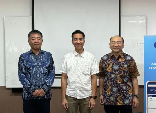 Mr. Kazuhiro Shioyama (CEO JBA Indonesia), Armeza Farhansyah Umar (Chief of Financial Officer PT Autopedia Sukses Lestari Tbk, dan Deny Gunawan (COO JBA Indonesia). (Sumber: Poskota/Aldi Harlanda Irawan)