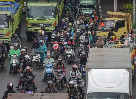 Sejumlah kendaraan terjebak kemacetan akibat melintasi banjir di Jalan Daan Mogot, Jakarta. (Sumber: Poskota/Bilal Nugraha Ginanjar)