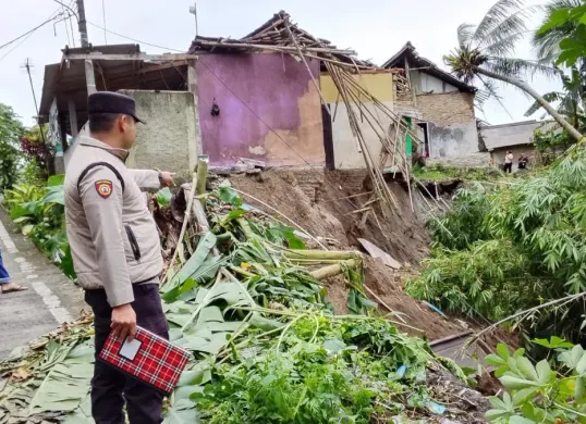 Rumah di Kampung Pasir Manggu, Desa Dahu, Kecamatan Cikeusal, Kabupaten Serang, diterjang longsor, Kamis, 29 Januari 2026. (Sumber: Dok. Polsek Cikeusal)