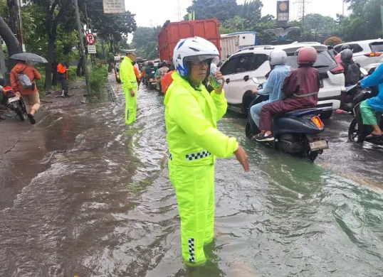 Genangan air di Jalan Daan Mogot, Jakarta Barat telah menyebabkan kemacetan lalu lintas pada Kamis, 29 Januari 2026. (Sumber: Dok. Polda Metro Jaya)