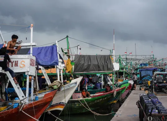 Sejumlah kapal nelayan bersandar di Pelabuhan Muara Angke, Jakarta, Kamis, 29 Januari 2026. (Sumber: Poskota/Bilal Nugraha Ginanjar)