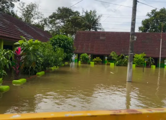 Kondisi banjir yang masih merendam bangunan SDN 1 Koper, Kecamatan Cikande, Kabupaten Serang. (Sumber: Dindikbud Kabupaten Serang)