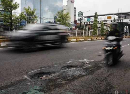 Ilustrasi jalan berlubang di Jakarta. (Sumber: Poskota/Bilal Nugraha Ginanjar)