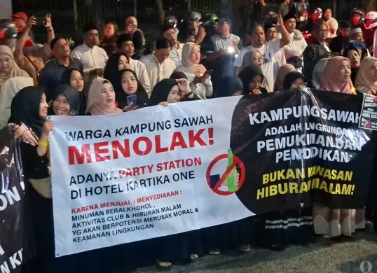 Ratusan massa turun ke Jalan Lenteng Agung menuntut penutupan Kartika One Hotel diduga menjual miras. (Sumber: Poskota/Angga Pahlevi)