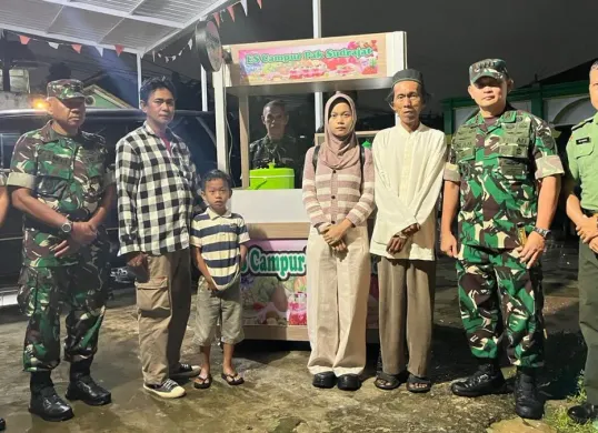 Dandim 0501/Jakarta Pusat, Kolonel Inf Ahmad Alam Budiman bersama jajaran menyerahkan bantuan gerobak kepada Ajat Sudrajat, pedagang es kue viral. (Sumber: Istimewa)