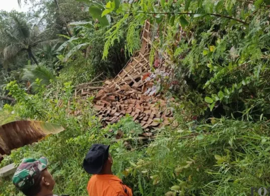 Petugas BPBD dan TNI mengecek lokasi pergeseran tanah di wilayah Sukamakmur, Kabupaten Bogor. (Sumber: Poskota/Giffar Rivana)
