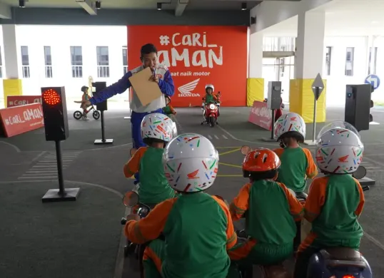 Tim Safety Riding Indonesia melakukan  inovasi edukasi keselamatan berkendara untuk anak usia dini. (Sumber: AHM)