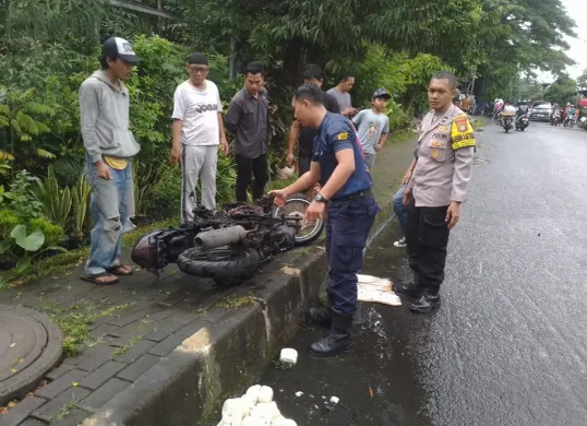Satu unit motor matik tersisa rangka besi usai hangus terbakar akibat dugaan konsleting listrik di Sukmajaya, Kota Depok. Api berhasil dipadamkan petugas Damkar Kota Depok. (Sumber: Istimewa)
