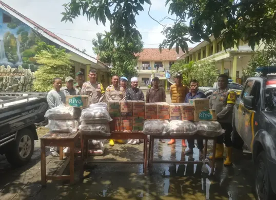 Kapolsek Carenang AKP Desma Priatna menyalurkan bantuan logistik Kapolres Serang di lokasi penampungan.