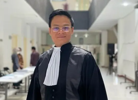 Sosok hakim Andi Saputra yang tengah menjadi sorotan usai menyampaikan dissenting opinion atau pendapat berbeda dalam putusan perkara dugaan korupsi pengadaan laptop berbasis Chromebook yang menyeret  Nadiem Makarim. (Sumber: X/@SeekHustle)