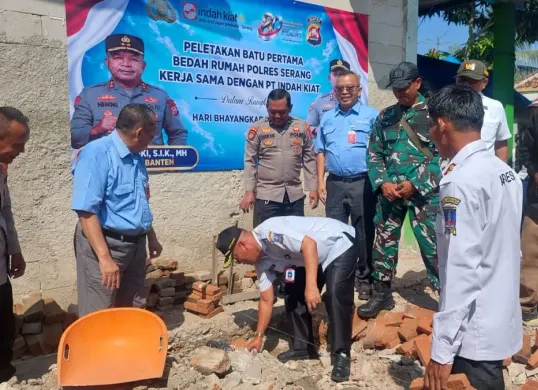 Suasana peletakan batu pertama program bedah rumah di Kampung Tangsi, Desa Kampung Baru, Kecamatan Pamarayan, Kabupaten Serang, Rabu, 1 Juli 2026. (Sumber: Dok. Polsek Pamarayan)