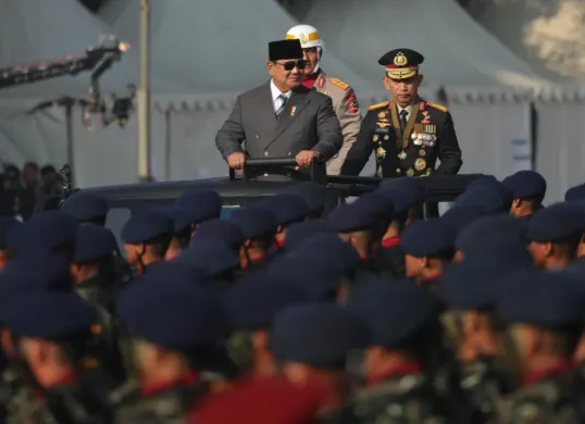 Presiden RI Prabowo Subianto didampingi Kapolri RI Listyo Sigit Prabowo saat mengecek pasukan di upacara peringatan Hari Bhayangkara ke-80 di Satlat Brimob Cikeas, Bogor, Jawa Barat, Selasa, 1 Juli 2026. (Sumber: Istimewa)