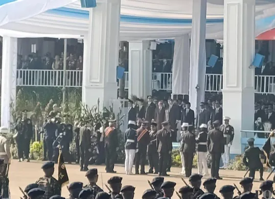 Presiden Prabowo Subianto menganugerahkan tanda kehormatan Samkaryanugraha Nugraha Sakanti saat HUT Bhayangkara ke-80 di Cikeas, Bogor, Rabu, 1 Juni 2026. (Sumber: Poskota/Ali Mansur)