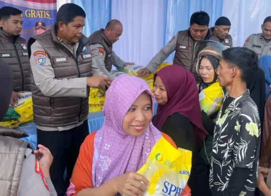 Personil Ditbinmas Polda Banten membagikan paket sembako kepada masyarakat dalam memeriahkan HUT Bhayangkara ke-80. (Sumber: Polda Banten)