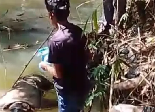 Sejumlah warga saat mengevakuasi jasad mayat tanpa identitas di Sungai Ciujung, Lebak. (Sumber: Poskota/ Samsul Fatoni)