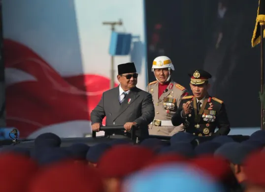 Presiden RI Prabowo Subianto didampingi Kapolri RI Listyo Sigit Prabowo saat mengecek pasukan di upacara peringatan Hari Bhayangkara ke-80 di Satlat Brimob Cikeas, Bogor, Jawa Barat, Selasa, 1 Juli 2026. (Sumber: Istimewa)