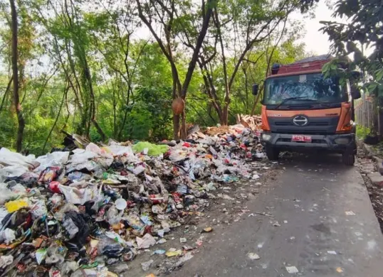 Petugas DLH Jakarta saat membersihkan tumpukan sampah di Gang Swadaya Albo, Kelurahan Cakung Barat, Kecamatan Cakung, Jakarta Timur. (Sumber: Dok. Pemprov Jakarta)