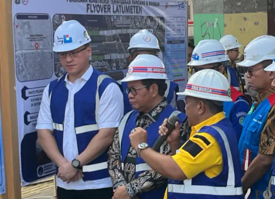 Gubernur Jakarta Pramono Anung saat meninjau proyek pembangunan Flyover Latumenten Grogol, Jakarta Barat, Kamis, 2 Juli 2026. (Sumber: Poskota/M. Tegar Jihad).)