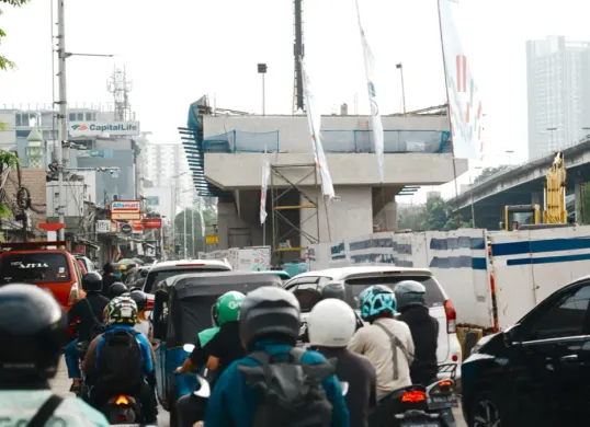 Kemacetan di area proyek pembangunan Flyover Latumenten, Grogol, Jakarta Barat. (Sumber: Pemprov DKI Jakarta)