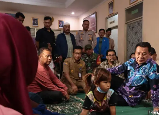 Bupati Tangerang, Maesyal Rasyid saat mengunjungi warga di posko pengungsian. (Sumber: Poskota/Veronica)