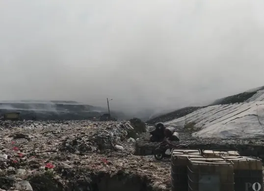 Situasi kebakaran di TPA Jatiwaringin, Kecamatan Sukadiri, Kabupaten Tangerang. (Sumber: Poskota/Veronica Prasetio)