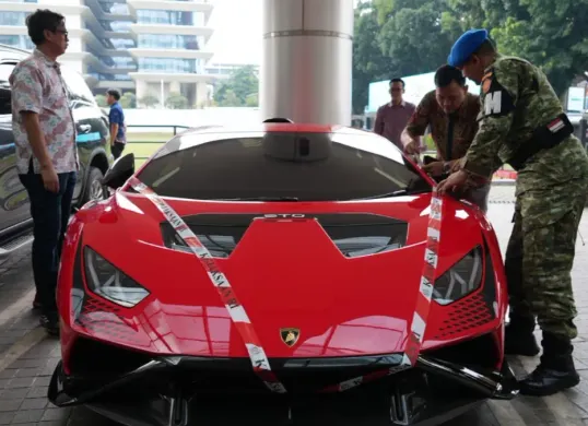 Mobil mewah Lamborghini Huracan milik tersangka SDT alias Aseng disita Kejagung. (Sumber: Kejagung)