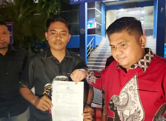 Kuasa hukum pelapor, Guy Rangga Boro dan Yoshua Ferdinand Napitupulu, memberikan keterangan pers di Polda Metro Jaya, Jakarta Selatan, Jumat, 3 Juli 2026. (Sumber: Poskota/ Ali Mansur)