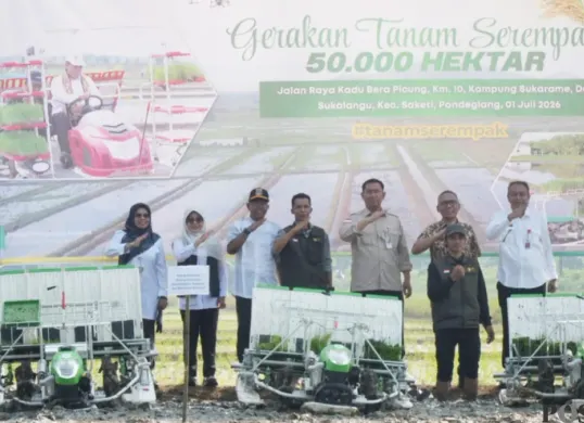 Bupati Pandeglang bersama jajaran Dinas Pertanian Banten dan Pandeglang saat melakukan gerakan tanam padi serentak. (Sumber: Poskota/Samsul Fatoni)