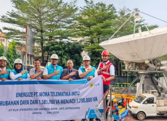 Tim PLN UP3 Jatinegara bersama perwakilan MoraRepublic seusai proses energize perubahan daya dari 1.385.000 VA menjadi 1.730.000 VA pada akhir Juni 2026. (Sumber: Dok. PLN UID Jakarta Raya)
