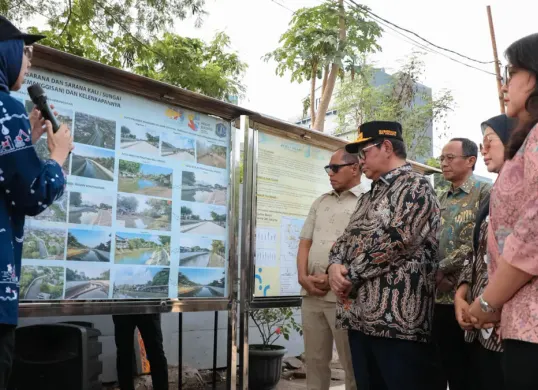 Gubernur DKI Jakarta Pramono Anung saat meninjau pembangunan tanggul dan jalan inspeksi Kali Grogol Segmen Kemanggisan, Jakarta Barat. (Sumber: Pemprov DKI Jakarta)