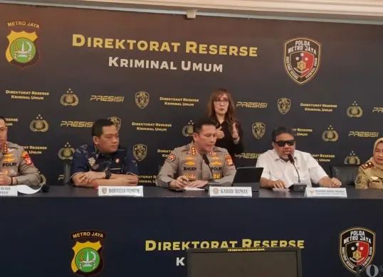 Penasihat Khusus Presiden Bidang Ketenagakerjaan dan Kesejahteraan Buruh, Said Iqbal saat konferensi pers di Polda Metro Jaya, Jakarta Selatan, Jumat, 3 Juli 2026. (Sumber: Poskota/Ali Mansur)