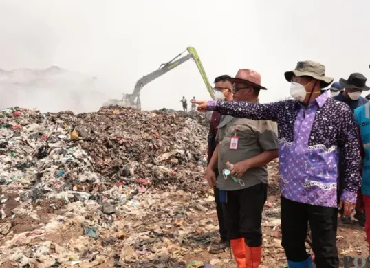 Bupati Tangerang saat melakukan pemantauan penangannan kebakaran TPA Jatiwaringin. (Sumber: Poskota/Veronica)