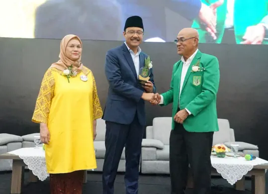 Penyerahan Plakat kepada Mensos Saifullah Yusuf dalam seminar di Auditorium Cyber Unas, Pejaten, Jakarta Selatan, Selasa, 30 Juni 2026. (Sumber: Dok. Istimewa)