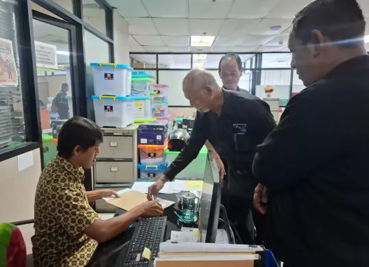 Perwakilan Aliansi Rekanan Kontraktor Jakarta Utara menyampaikan pengaduan terkait dugaan permasalahan dalam proses pengadaan proyek di Sudin PRKP saat mendatangi Kantor Wali Kota Jakarta Utara, Kamis (2/7/2026). (Sumber: Istimewa)