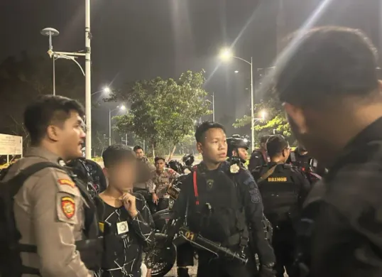 Tim Patroli Perintis Presisi Polres Metro Jakarta Barat mengamankan tiga remaja yang diduga terlibat dalam penyalahgunaan narkotika di kawasan Pesakih, Cengkareng, Sabtu, 4 Juli 2026. (Sumber: Polres Jakarta Barat)