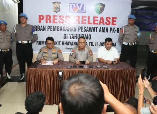 Konferensi pers terkait kasus penembakan pilot pesawat PT Associated Mission Aviation (AMA), Captain Nicholas F. Goselin, 29 tahun warga negara Amerika Serikat, di Lapangan Terbang Balinggama, Yahukimo, Papua Pegunungan. (Sumber: Mabes Polri)