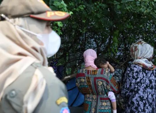 Sejumlah pengungsi Warga Negara Asing (WNA) kembali terlihat berada di trotoar kantor Komisioner Perserikatan Bangsa-Bangsa Urusan Pengungsi atau UNHCR di kawasan Setiabudi, Jakarta Selatan. (Sumber: Pemprov DKI Jakarta)