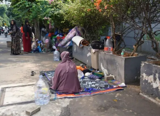 Sejumlah pengungsi Warga Negara Asing (WNA) kembali terlihat berada di trotoar kantor Komisioner Perserikatan Bangsa-Bangsa Urusan Pengungsi atau UNHCR di kawasan Setiabudi, Jakarta Selatan. (Sumber: Pemprov DKI Jakarta)