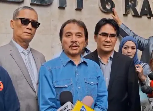 Potret Roy Suryo telah selesai menjalani pemeriksaan pencemaran nama baik terkait tudingan ijazah palsu mantan Presiden Republika Indonesia Joko Widodo (Jokowi), di Polda Metro Jaya, Jakarta Selatan, Kamis, 15 Mei 2025. (Sumber: Poskota/ Ali Mansur)