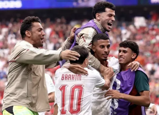 Para pemain Maroko merayakan kemenangan 3-0 atas Kanada pada babak 16 besar Piala Dunia 2026. Hasil tersebut membawa Singa Atlas ke perempat final sekaligus melahirkan lima rekor bersejarah bagi tim dan para pemainnya. (Sumber: X)